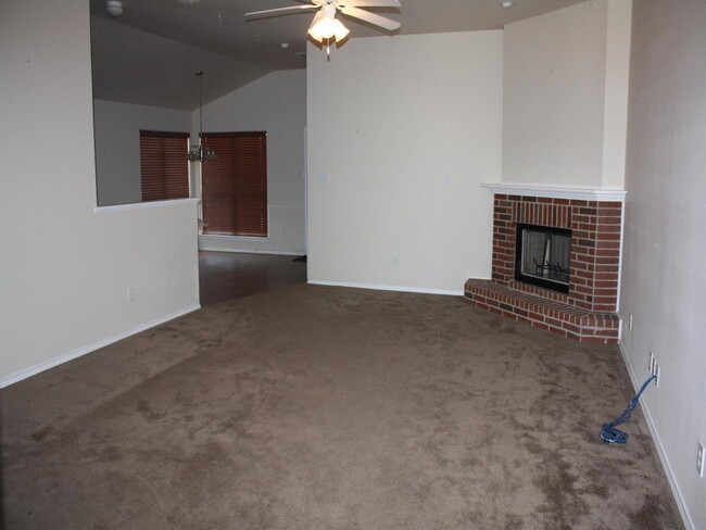 Foto del edificio - House Located Minutes From W. Loop 289 Acc...