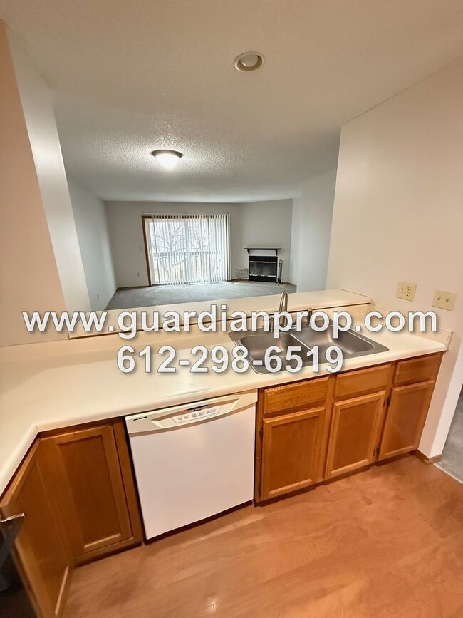 Foto del edificio - Eagan Townhouse Available Now Overlooking ...