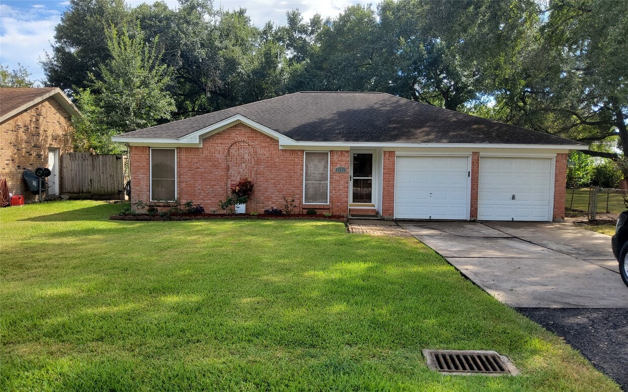 Primary Photo - 2121 Redwood St