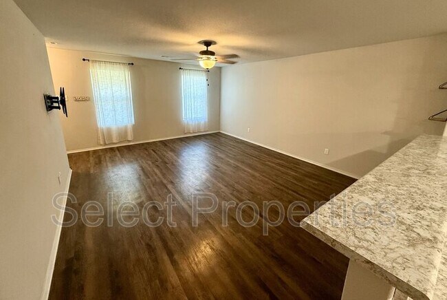Foto del edificio - 2400 Windy Ln