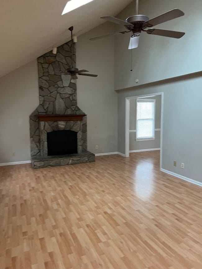Building Photo - 3 bedrooms, 2.5 bath, 2 car garage- Simpso...