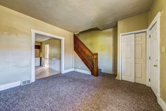 Building Photo - AVAILABLE JUNE 2026 - Traditional 2 Bedroom Home in Mt Washington!