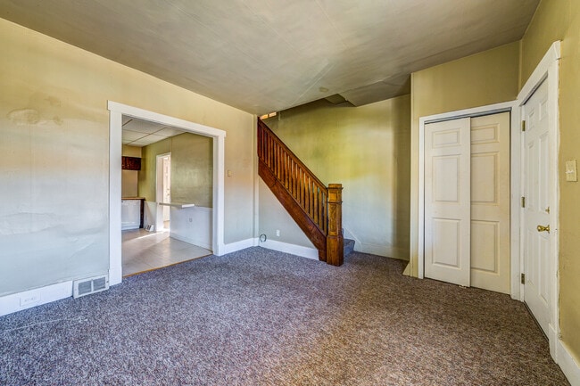 Photo - AVAILABLE JUNE 2026 - Traditional 2 Bedroom Home in Mt Washington!