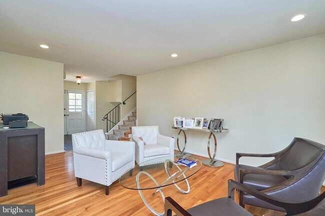 Foto del edificio - 8714 Pine Needles Ct