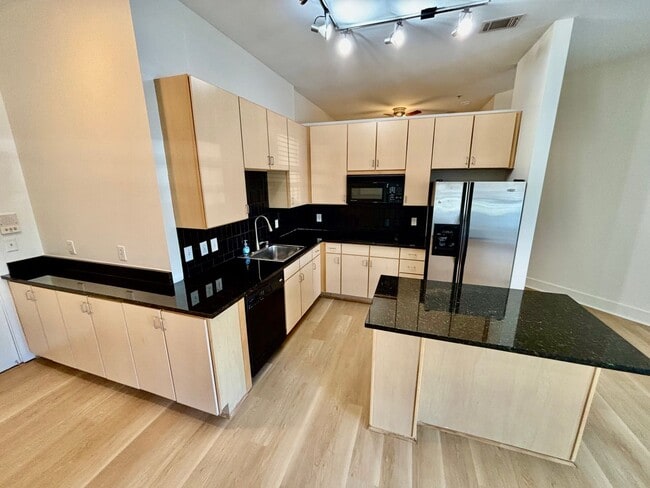 Building Photo - 1 Bedroom Condo Downtown!