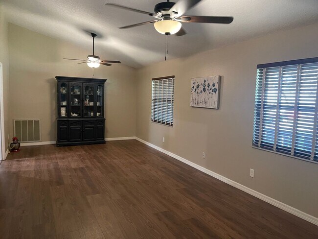 Foto del edificio - Desirable Bloomingdale Pool Home