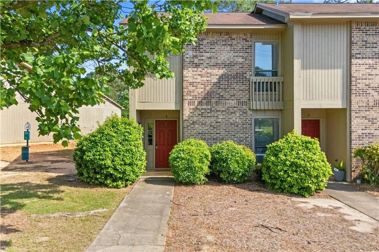 3 Bedroom / 2 Bath End-Unit Condo in Crossland Downs – Across from the AU Vet School - 3 Bedroom / 2 Bath End-Unit Condo in Crossland Downs – Across from the AU Vet School