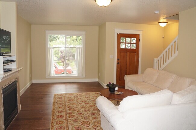 Foto del edificio - NE Piedmont 3-bedroom Beauty! - APPLICATIO...
