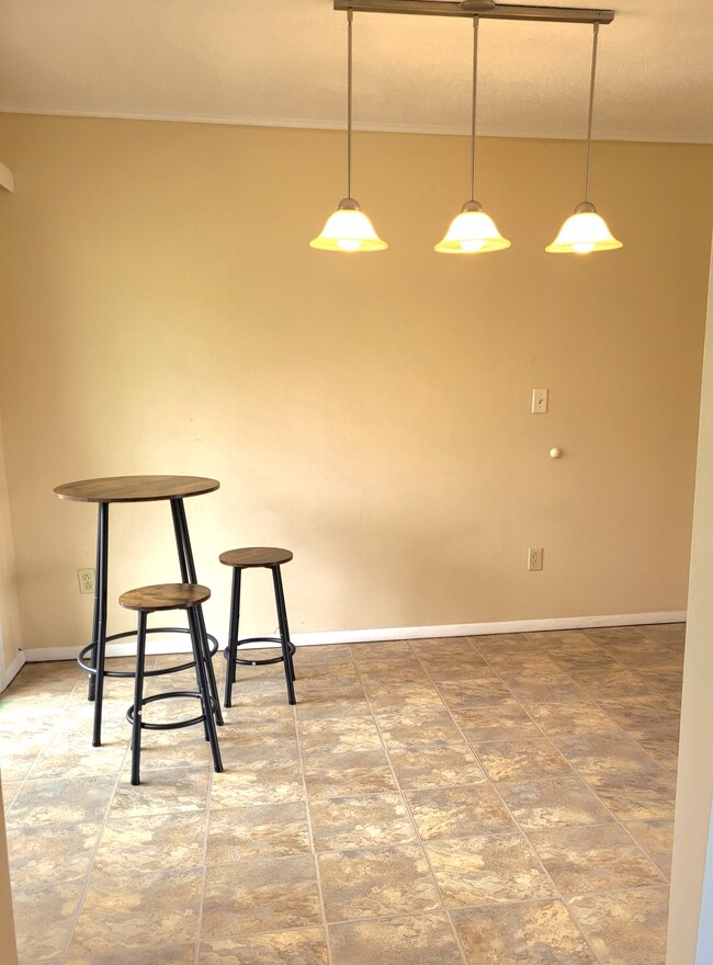 Dining Area - 2001 S Mattis Ave