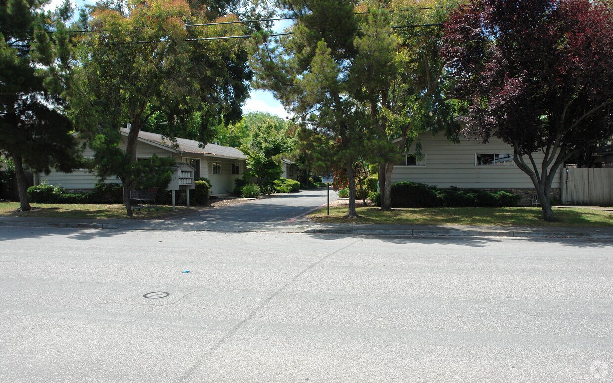 Building Photo - 2367 Wyandotte St