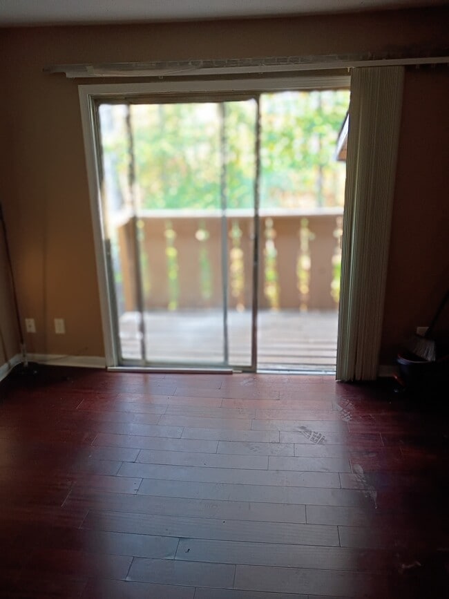 Foto del edificio - 1523 Camelot Dr