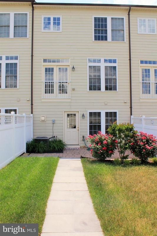 Building Photo - 9404 Carriage Hill St