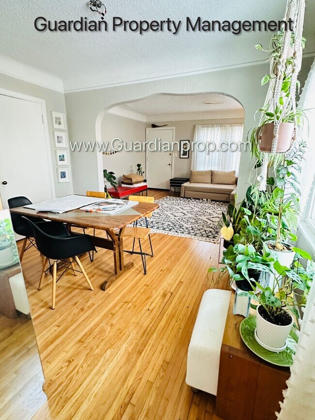 Foto del edificio - South Minneapolis Side by Side, Laundry, Dishwasher, Fenced Yard, Storage,  1 Car Garage available,