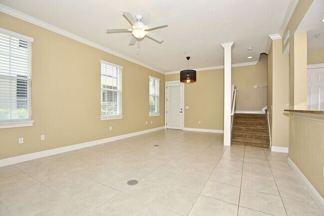 Foto del edificio - Stunning 3/2.5 Spacious Townhome with a 2 Car Garage Located in the Desirable Baldwin Park - Orla...