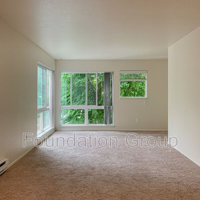 Photo - 916 N 104th St House