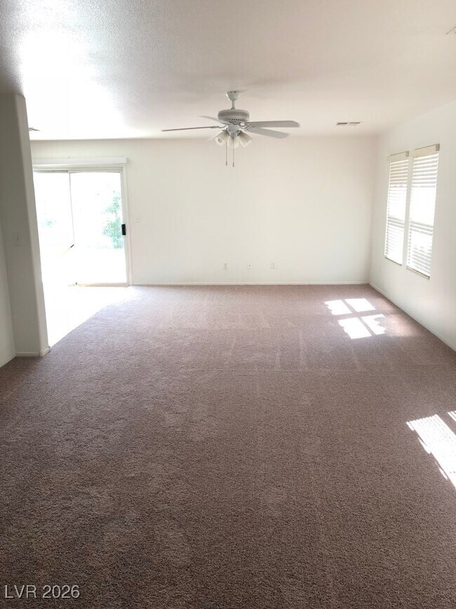 Foto del edificio - 391 Silverado Pines Ave