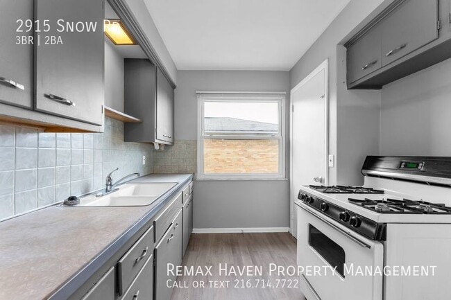 Building Photo - 2915 Snow Rd UP, Parma - Spacious 3 bed 1....
