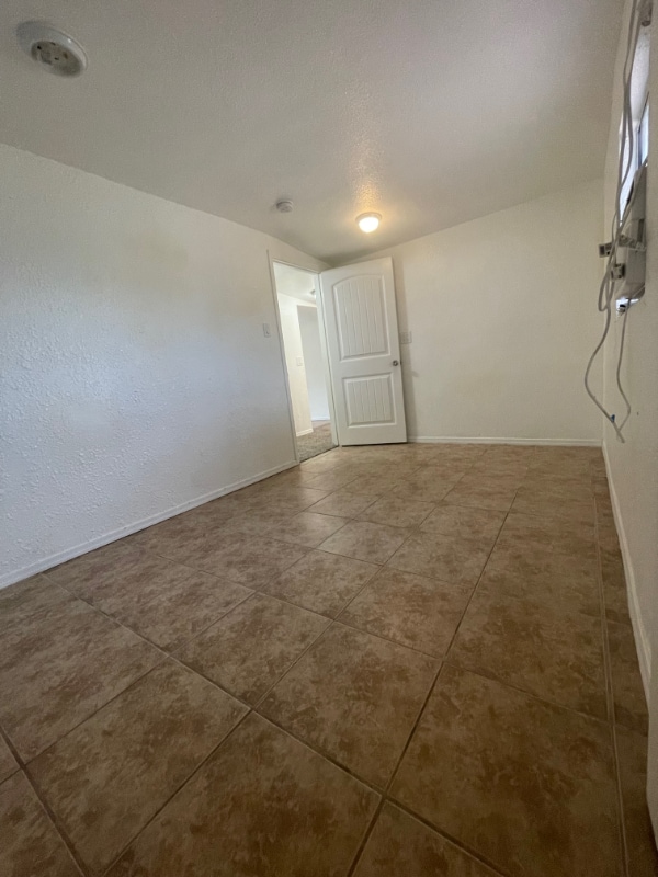 Building Photo - 555 W Suni Dr