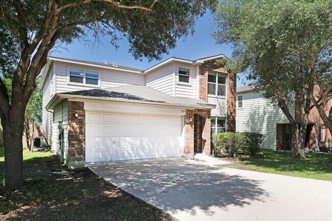 Foto del edificio - Rare 5 Bedroom Home Available for Immediat...