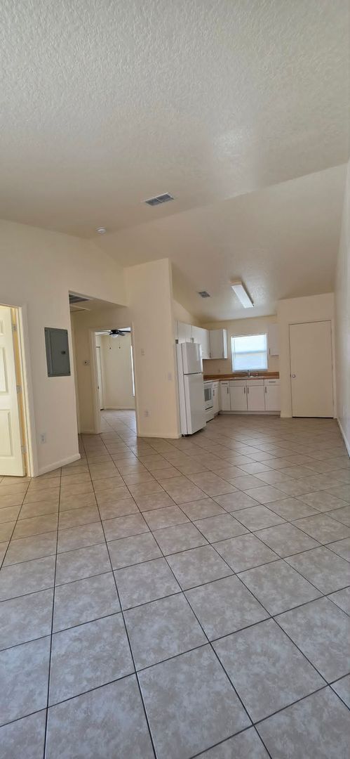 Foto del edificio - Clean 2BR Apartment with Washer & Dryer Included