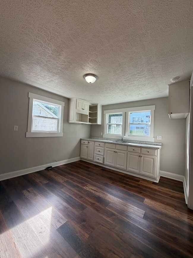 Building Photo - 3 Bedroom in Frankfort!
