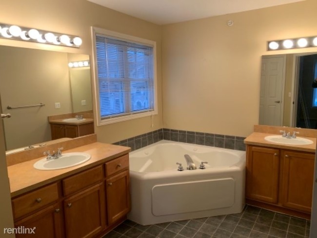 Building Photo - 2 br, 2.5 bath Condo - 3939 Forester Blvd