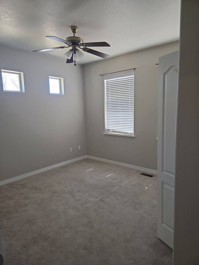 Foto del edificio - 729 Skyview Ct