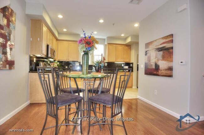 Foto del edificio - 221 Parc Pl Dr