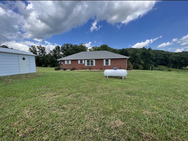 Building Photo - 1723 Quarry Rd