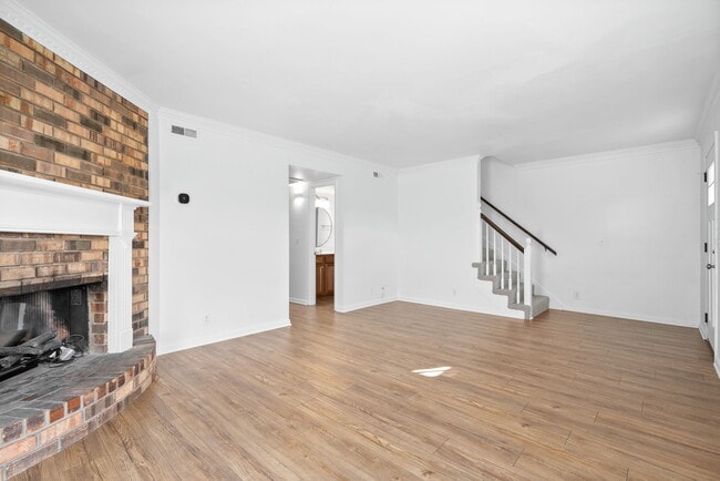Building Photo - 5600 Country Dr
