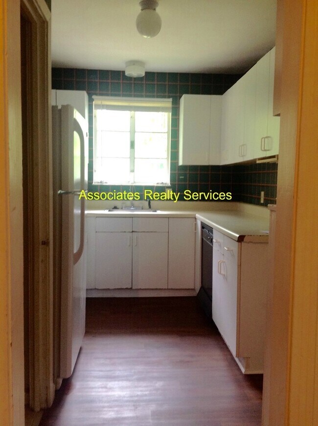 Foto del edificio - 7 Blocks to Campus! 3 Bed, 2 Bath with a Fenced Backyard and Large Sunroom