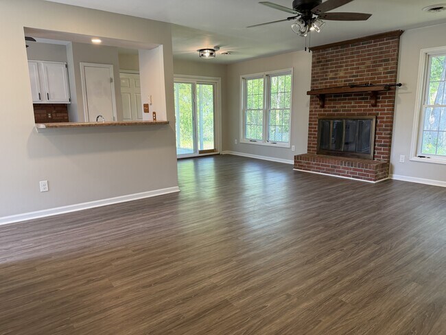 Foto del edificio - 203 Woodcrest Ct