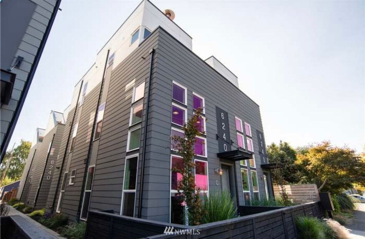 Primary Photo - Welcome Home 2 bd 2 ba - Georgetown Townhome