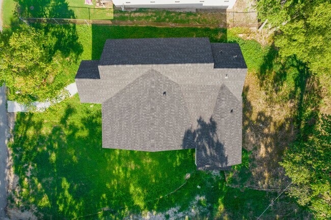 Building Photo - Gorgeous 3 bedroom 2 bathroom home