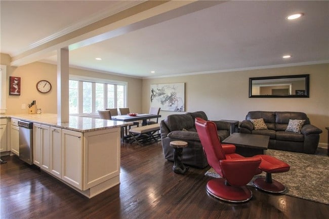 Building Photo - 820 East Ave