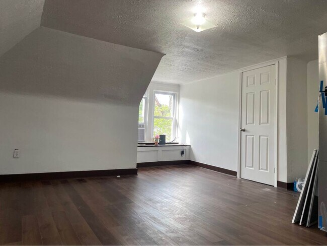 Living & Dining Room 2 - 424 Beaver St