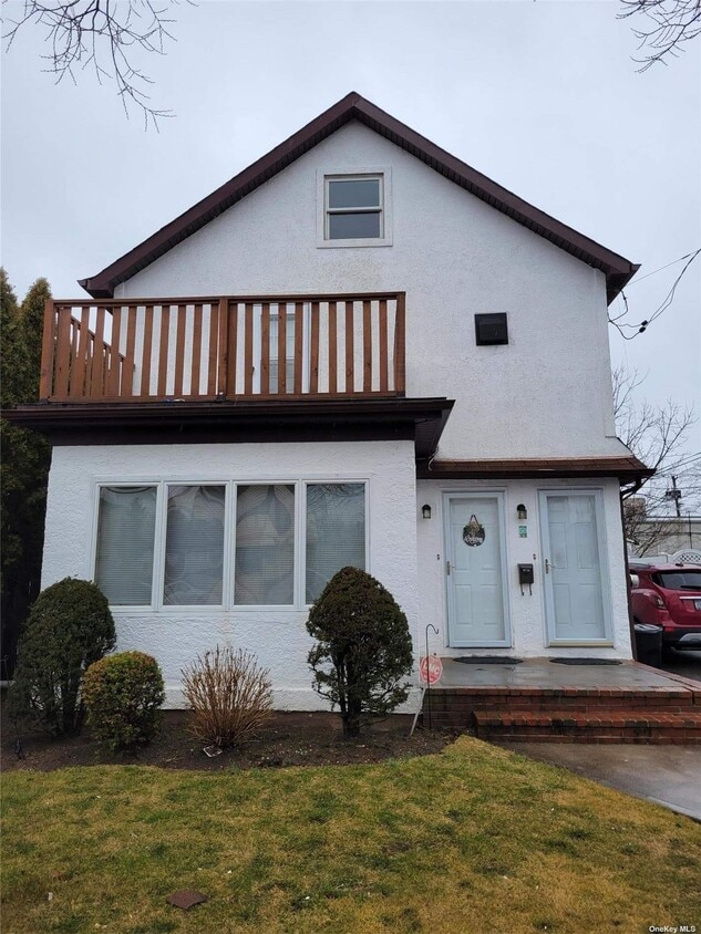 50 Flower St, Hicksville, NY 11801 Room for Rent in Hicksville, NY