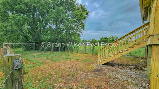 Building Photo - 3 BR / 1 BA new front and back decks!