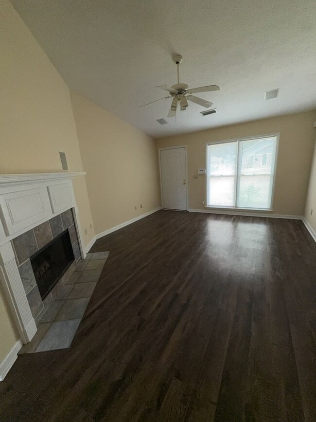 Building Photo - 7003 Robin's Nest Dr