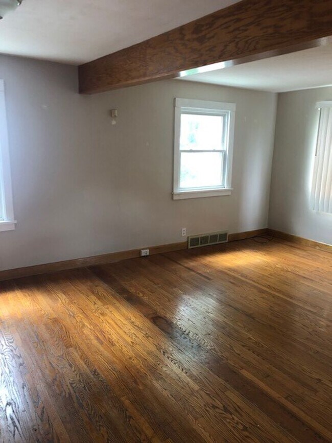 Foto del edificio - 2 Bedroom NE Canton House for Rent with Large Basement