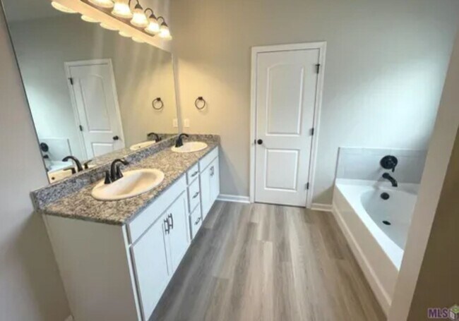 Foto del edificio - 39500 Ridgeland Dr