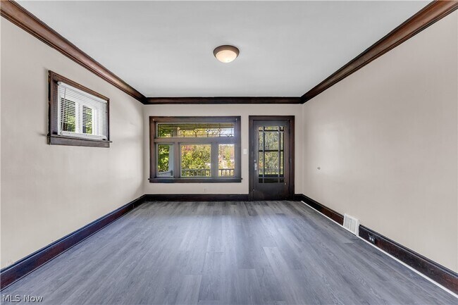 Building Photo - 9404 Cardwell Ave