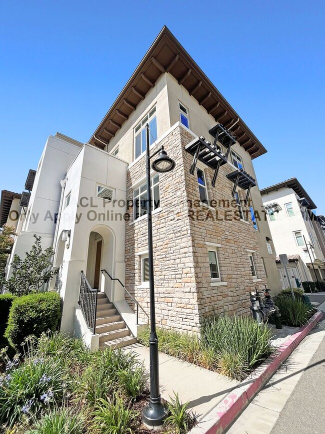 Building Photo - Beautiful, centrally located 2 bed Town Ho...