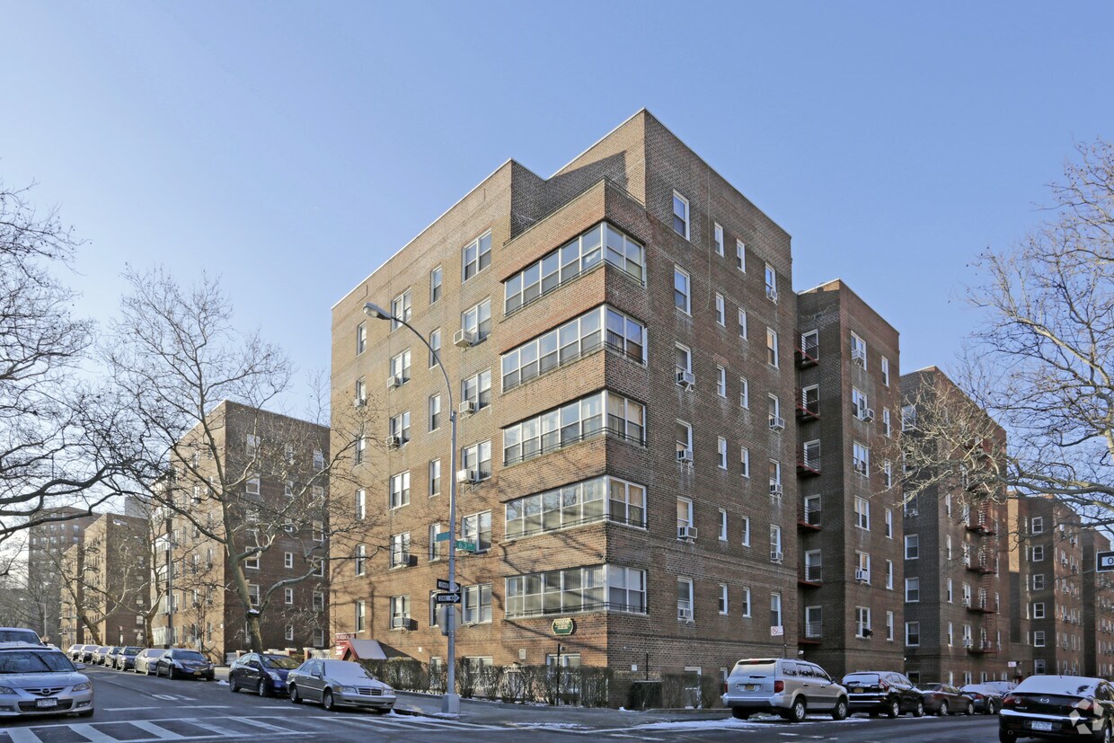 New Hampshire House Condos Rentals in Flushing at 6360 102nd St