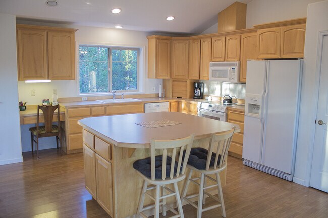 Building Photo - Furnished Seasonal Rental Through May 31, 2026