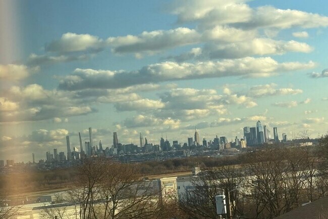 Foto del edificio - 2 Hasbrouck Ave