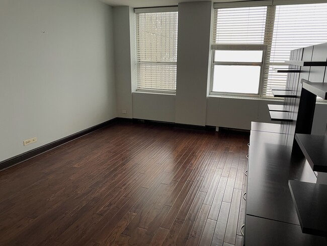 Foto del edificio - 655 W Irving Park Rd