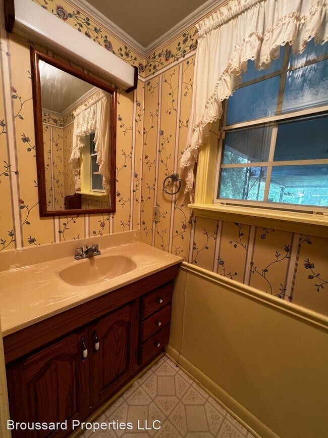 2 br, 1.5 bath House 124 Woodrow St House Rental in Lafayette, LA