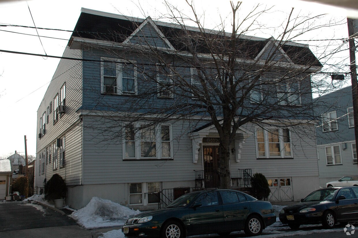 Building Photo - 720-724 Devon St