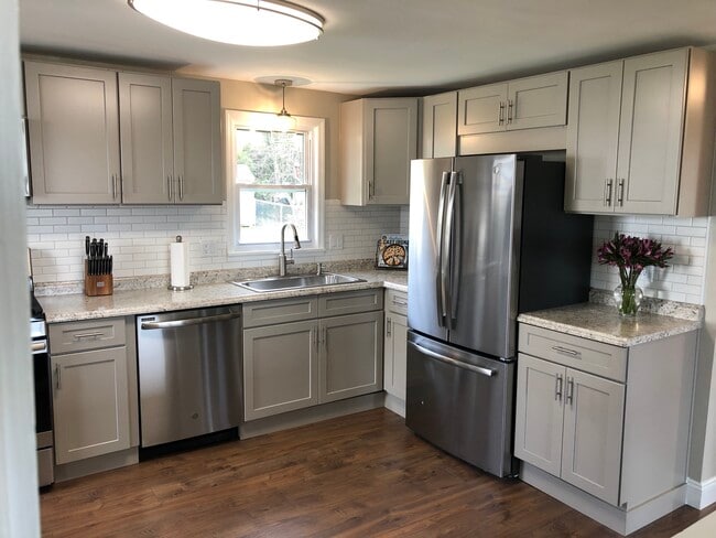 Building Photo - 1561 W 40th St